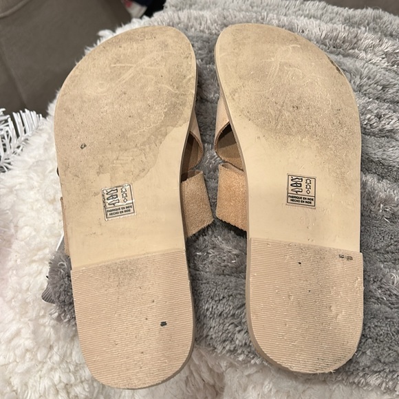 Leather light cream tan sandals with a tie that can be used to adjust width. - Picture 4 of 5